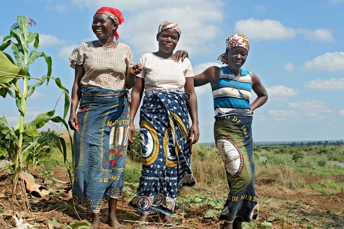 bd7f4-capulana_naiset_kukkaranta