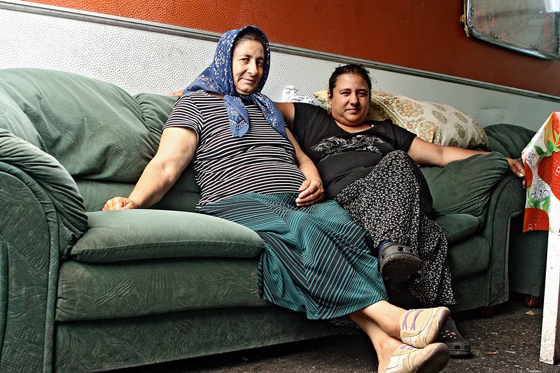 86a01-romaninaiset_sohvalla