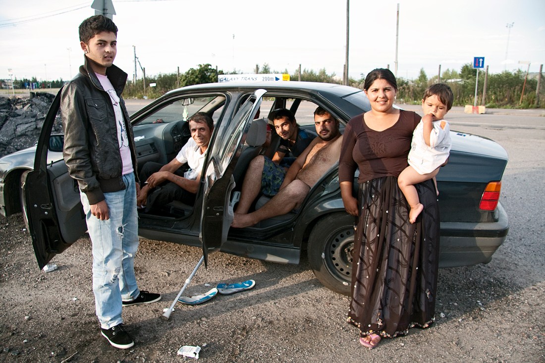 023-20-Romanireportaasi-KukkaRanta-RYHMAKUVA-AUTOLLA