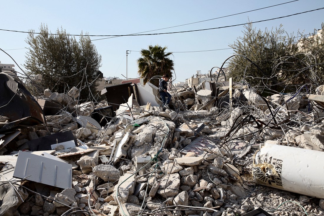 10.2.2014-WadiQadom-HouseDemolition-traumatizedSon2-K.Ranta-web